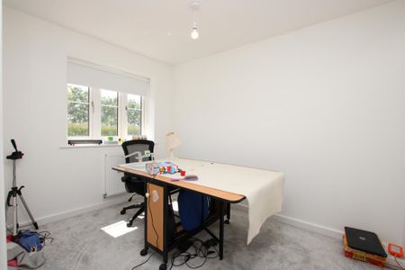 4 bedroom end of terrace house to rent - Photo 2