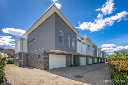 Modern Town House in the Heart of Sunbury - Photo 3