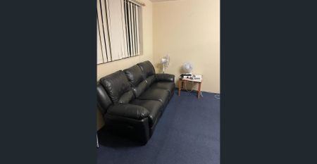 🌆 Prime Location! 2-Bedroom Unit Close to Westfield Garden City – $560 per week - Photo 2