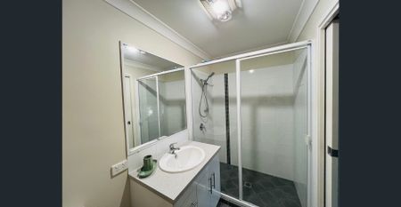 MODERN & F -ULLY FURNISHED 3-BED, 2-BATH TOWNHOUSE! - - Photo 2