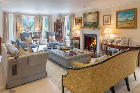 A wonderful modern country house to rent, in private gated gardens, enjoying a high degree of privacy and an outdoor swimming pool. - Photo 2