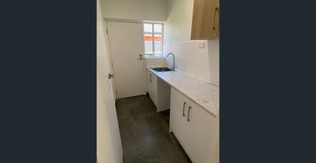 Newly renovated 2 bedroom unit in a quiet group! - Photo 2