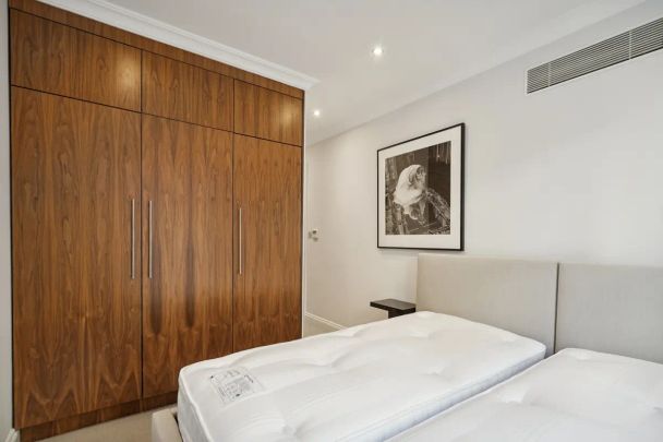 3 bedroom flat in 181 Sloane Street - Photo 1