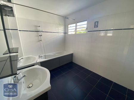 Location Appartement 4 pièces 96m² ST DENIS 97400 - Photo 4