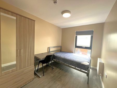 4 Bed Flat, Hepburn Road, BS2 - Photo 3