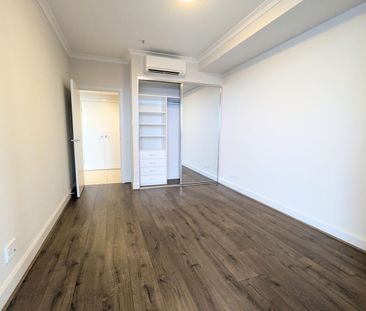 LEVEL 19 | IMMACULATE HOME WITH SPECTACULAR WATER VIEWS - Photo 2