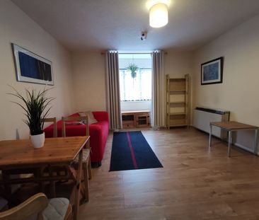 1 Bed Flat, Priors Court, RG1 - Photo 1