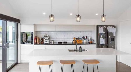 Modern 5 bedroom, 3.5 bathroom home with 2 living areas and stunning views in a quiet cul-de-sac! - Photo 2