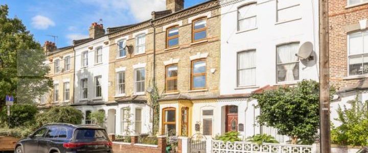 Six double bedroom house with garden mins to tube and shops - Photo 1