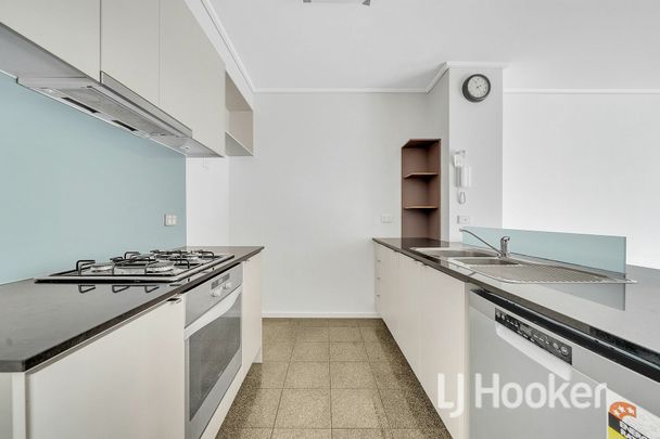 COMMANDING LOCATION, EXTRA LARGE 2 BEDROOM, 2 BATHROOM APARTMENT! - Photo 1