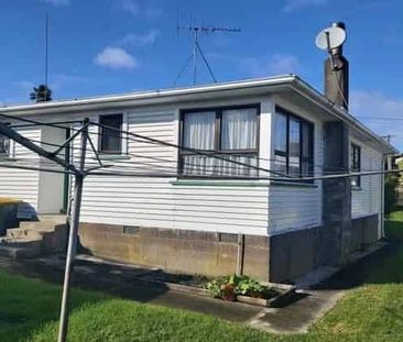 Charming 3BR Home in Te Atatu South - Photo 3