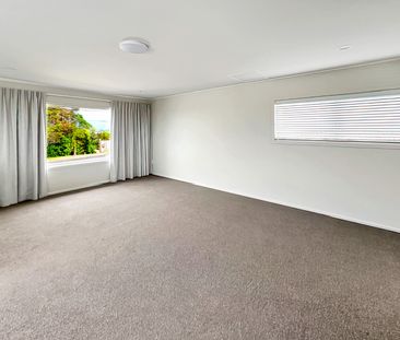 BIG AND BEAUTIFUL-JUST REDECORATED-CENTRAL STANMORE - Photo 2