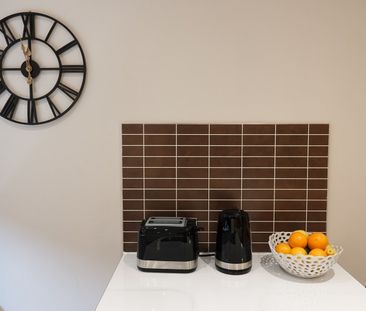 1 Bed Flat, Queen Square, BN1 - Photo 4