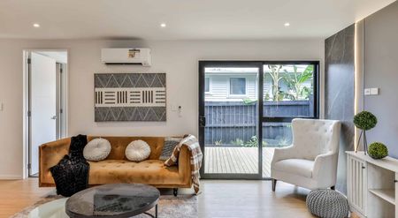 BRAND NEW SPACIOUS FAMILY HOME - MANGERE EAST - Photo 3