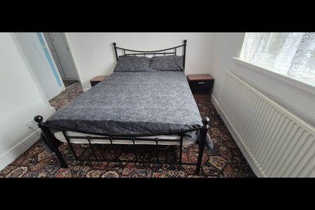 Room in a Shared House, Brooks Avenue, E6 - Photo 2