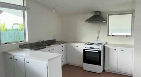 Sunny 3-Bedroom Home in a Great Location – $500 per week - Photo 4