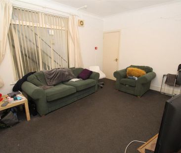 3 bedroom flat to rent - Photo 2