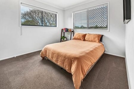 Furnished Tri-Level Home Between Chirn Park & The Broadwater - Photo 3