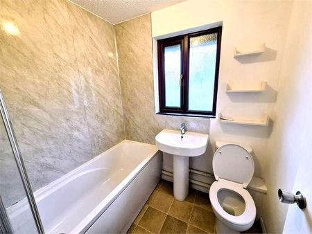 Carisbrooke Drive, South Woodham Ferrers, Chelmsford, Essex, CM3 - Photo 3