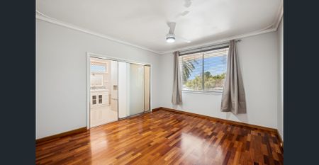 Spacious 5-Bedroom Family Home in Prime Location - Photo 4