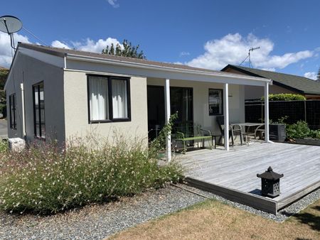 Spacious cottage in handy yet quiet spot close to town - Photo 2