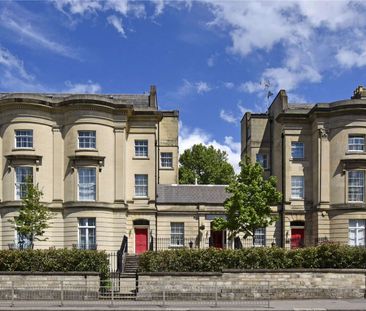 A superbly presented one bedroom lower ground floor apartment in this beautiful Georgian conversion in the centre of Reading. Offered fully furnished and with gated parking. - Photo 2