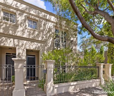 Prestigious 2 Bedroom Townhouse in Kensington! - Photo 2