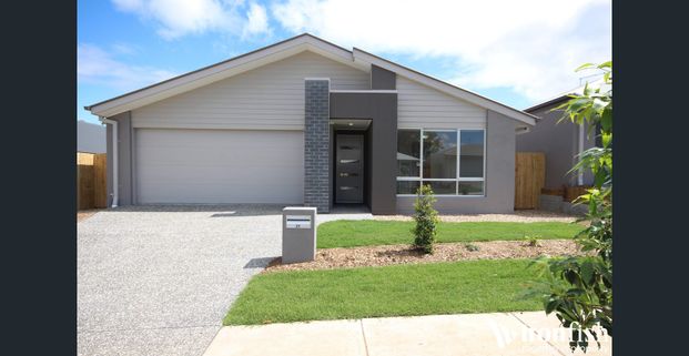 Modern Family Living in Sought-After Golf Links Estate - Photo 1