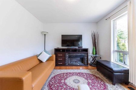 2458 Baintree Crescent town house — Oakville, ON (3-Bedroom) - 3 Bedroom - Photo 4