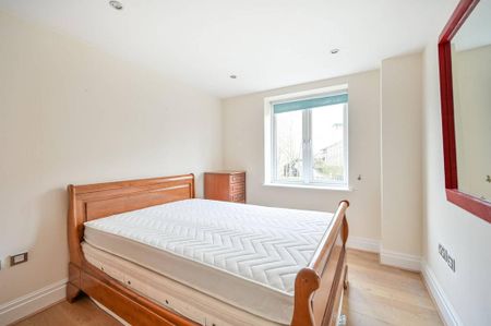 3 bedroom flat to rent - Photo 4