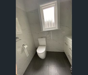 Gorgeous and Spotless small family home - Gardener included! - Photo 3