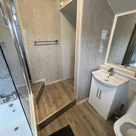 1 bedroom in a house share to rent - Photo 3