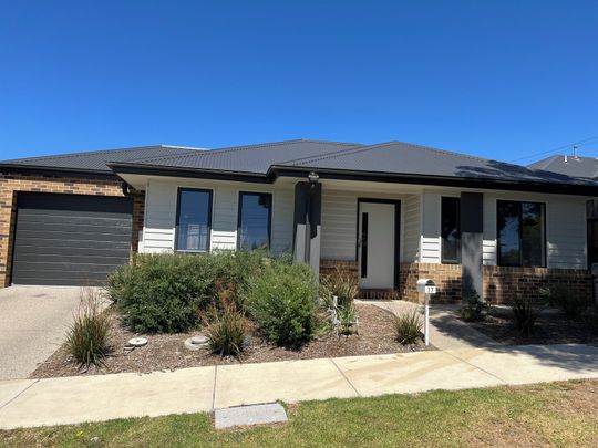 Neat low maintenance property! - Photo 1