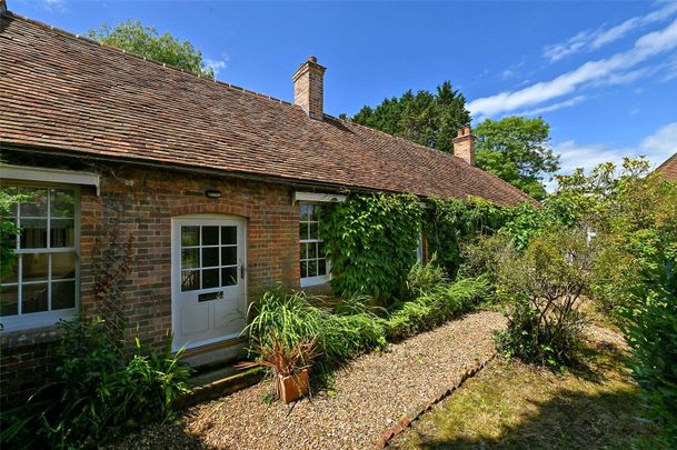 A newly refurbished 5 bedroom cottage available to rent in this wonderful rural setting at Pamber End, between Reading and Basingstoke. - Photo 1