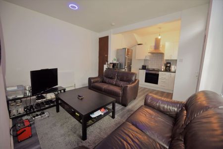 2 bedroom House in Kelsall Terrace, Leeds - Photo 2