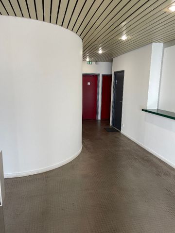 Location local commercial 2 pièces, 125.00m², Bourg-en-Bresse - Photo 3