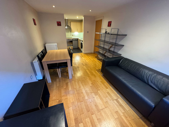 STUDENT APARTMENT TO RENT for £122 per person Room 1 - Photo 1