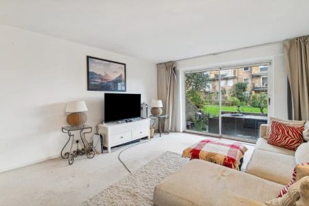 3 bedroom flat in Morgans Walk - Photo 2