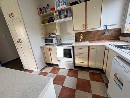 Partially furnished, rent includes gardening. - Photo 3