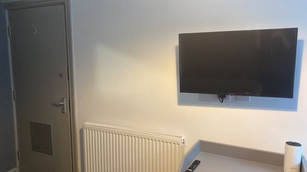 Town Centre Ensuite Free Netflix & Disney+ 🏡📲 - Photo 1