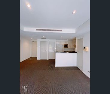 High-Level 2 Bedroom Apartment in Waterloo | Walk to Coles & East Village | Direct Buses to UNSW/USYD/UTS - Photo 4
