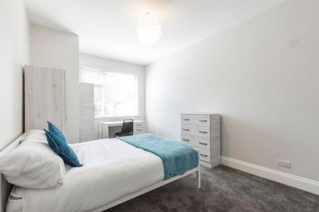 4 bedroom semi-detached house to rent - Photo 3