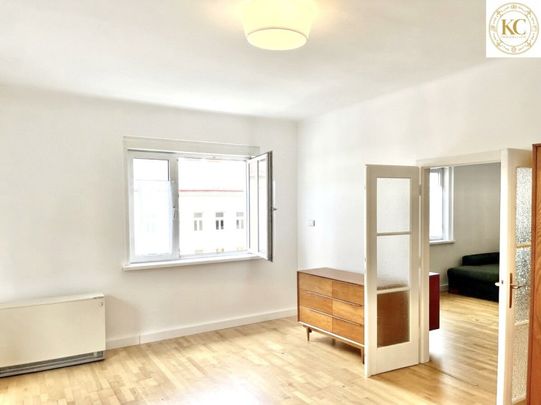 Stilvolle 3-Zimmer-Wohnung mit verglaster Loggia und Grünfläche vor der Haustür - Photo 1