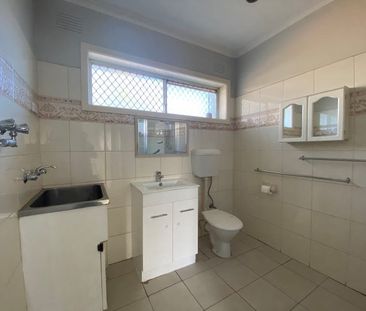 Cosy and comfortable - 2 bedroom unit in Oak Park - Photo 4