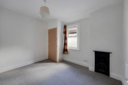 2 Bed Flat - Photo 2