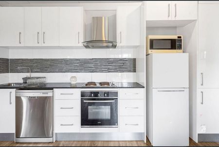 WATER & ELECTRICITY INCLUDED! SPACIOUS 1-BEDROOM IN PRIME LOCATION - Photo 2