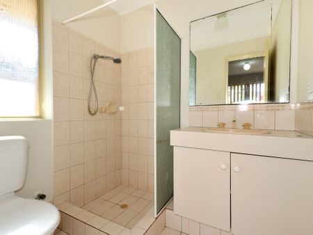 Spacious Family Home in Prime Location! - Photo 4