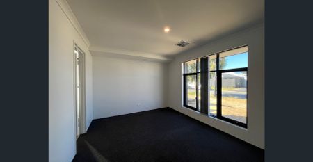 Theatre Room, Ducted A/C & Huge Backyard! - Photo 2