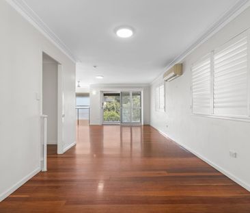 Spacious Family Living in a Convenient Coorparoo Location - Photo 1