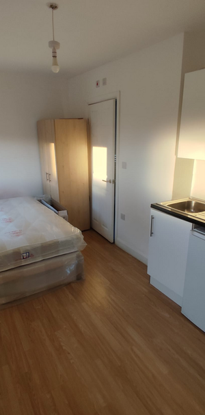 Studio to rent - Photo 1